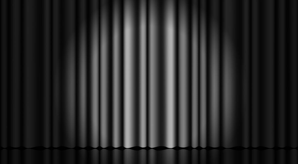 Auf dem Bild zu den Samsung-Neuheiten ist ein geschlossener, schwarzer Vorhang zu sehen, der durch gezielte Lichtakzente in der Mitte dramatisch hervorgehoben wird. Die Szene wirkt geheimnisvoll und erzeugt Spannung, als würde sich dahinter bald eine neue Produktpräsentation enthüllen. Ideal als Symbolbild für kommende Samsung-Neuheiten.