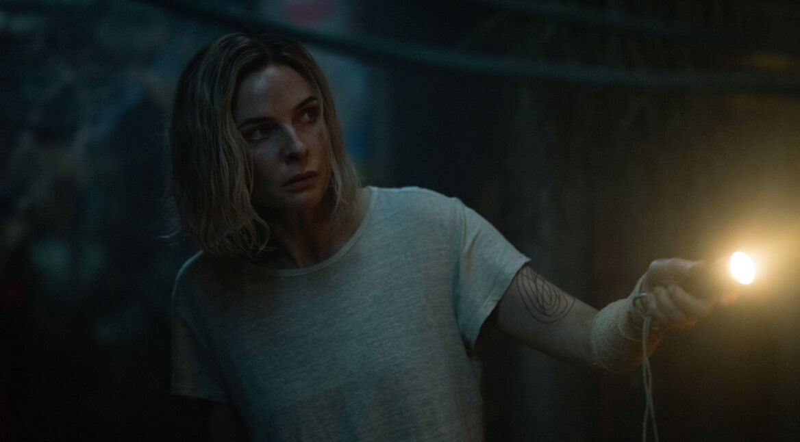 Im Silo Staffel 2 Ende erklärt-Artikel sieht man Rebecca Ferguson als Mechanikerin Juliette