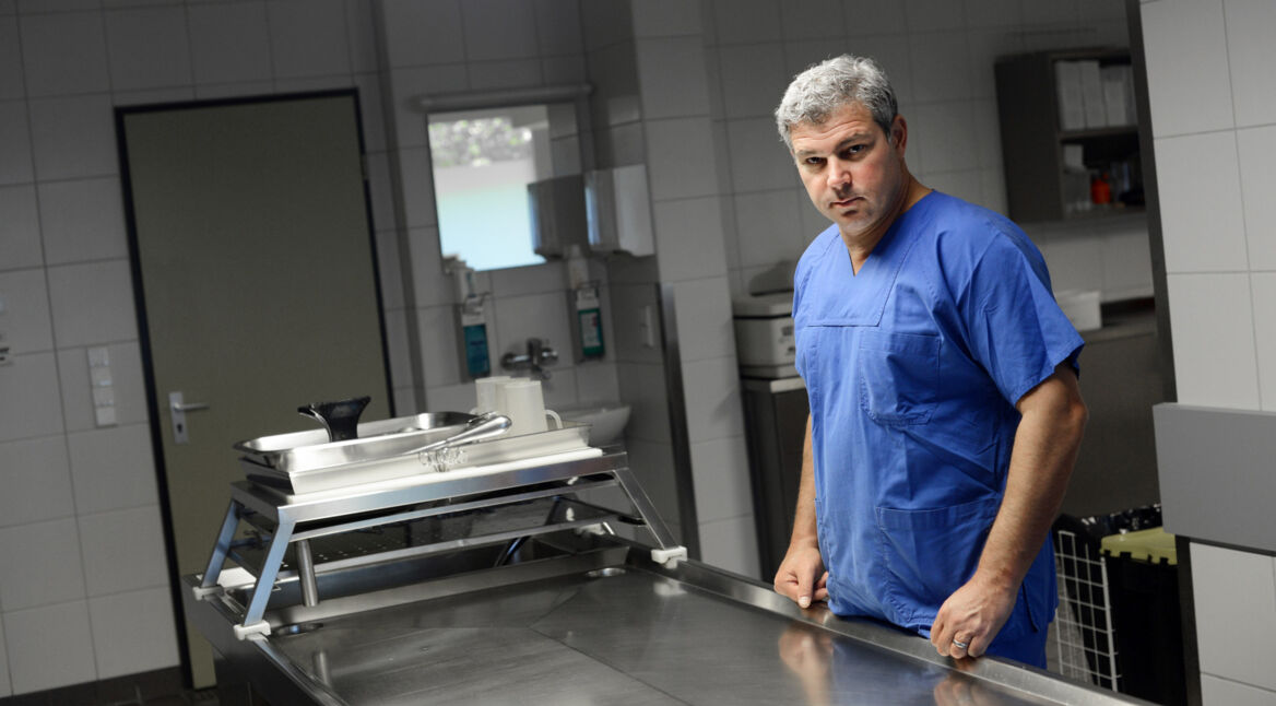 Michael Tsokos am Institut für Rechtsmedizin