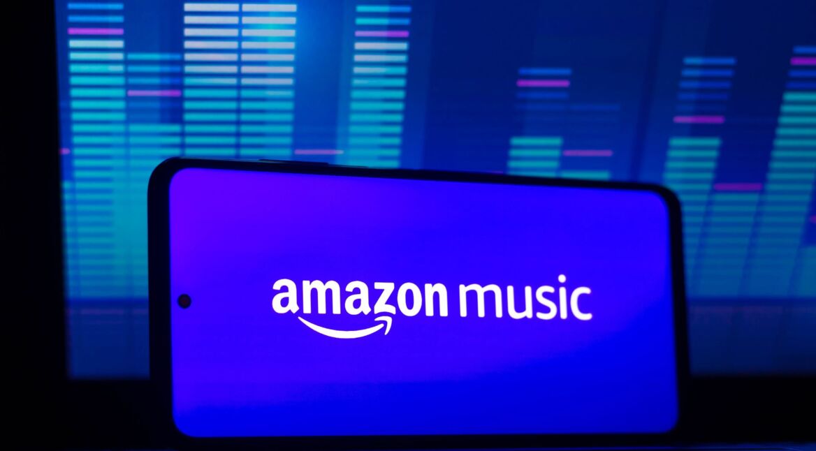 Das blaue Logo von Amazon Music ist auf einem Smartphone zu sehen.