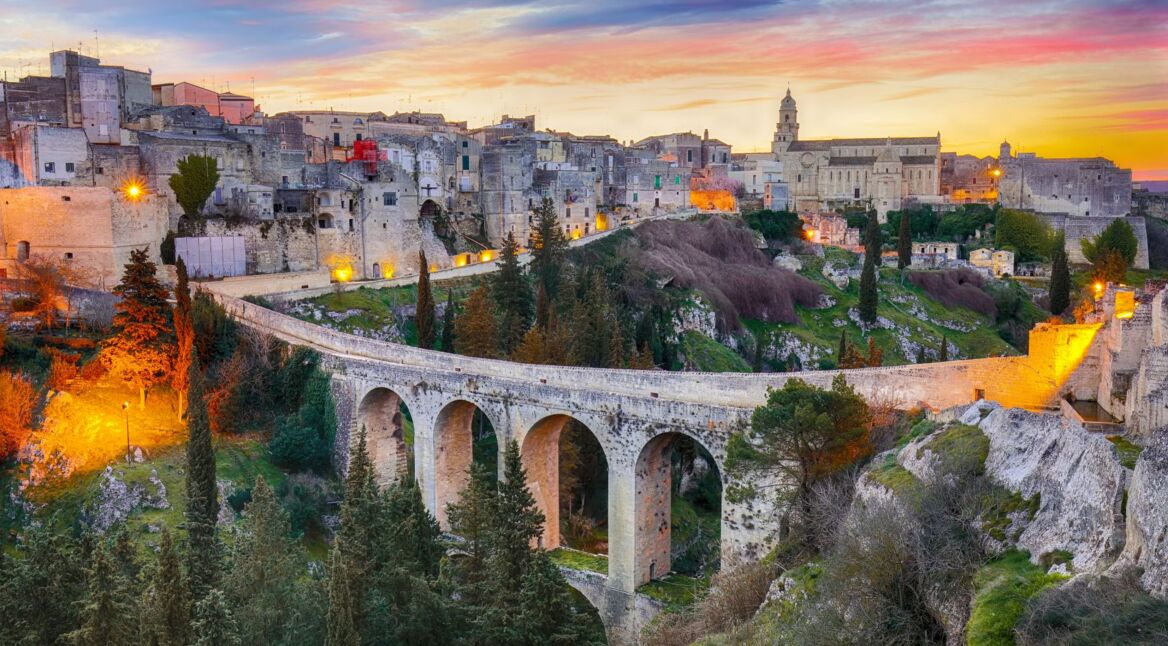 Blick auf das Aquädukt von Gravina in Apulien