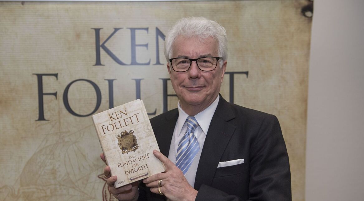 Ken Follett posiert mit seinem Buch "Das Fundament der Ewigkeit" auf der Frankfurter Buchmesse.