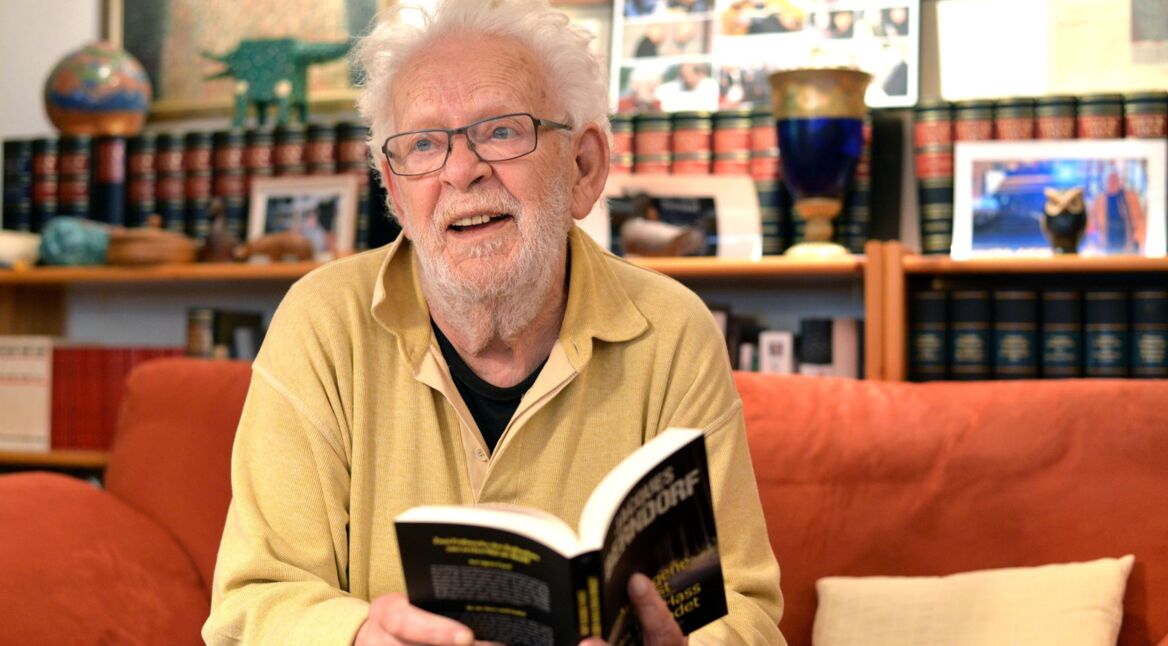 Krimiautor Jacques Berndorf alias Michael Preute blättert durch seinen Eifel-Krimi