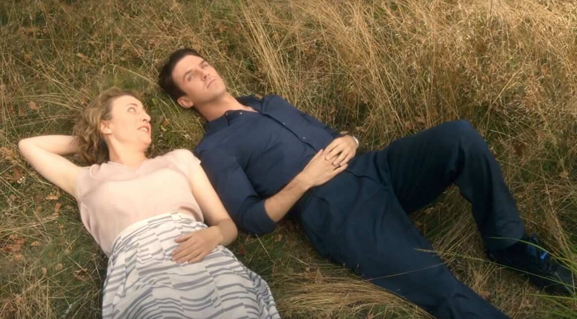 Meran Eggert und Dan Stevens in einer Szene aus dem Film Ich bin dein Mensch