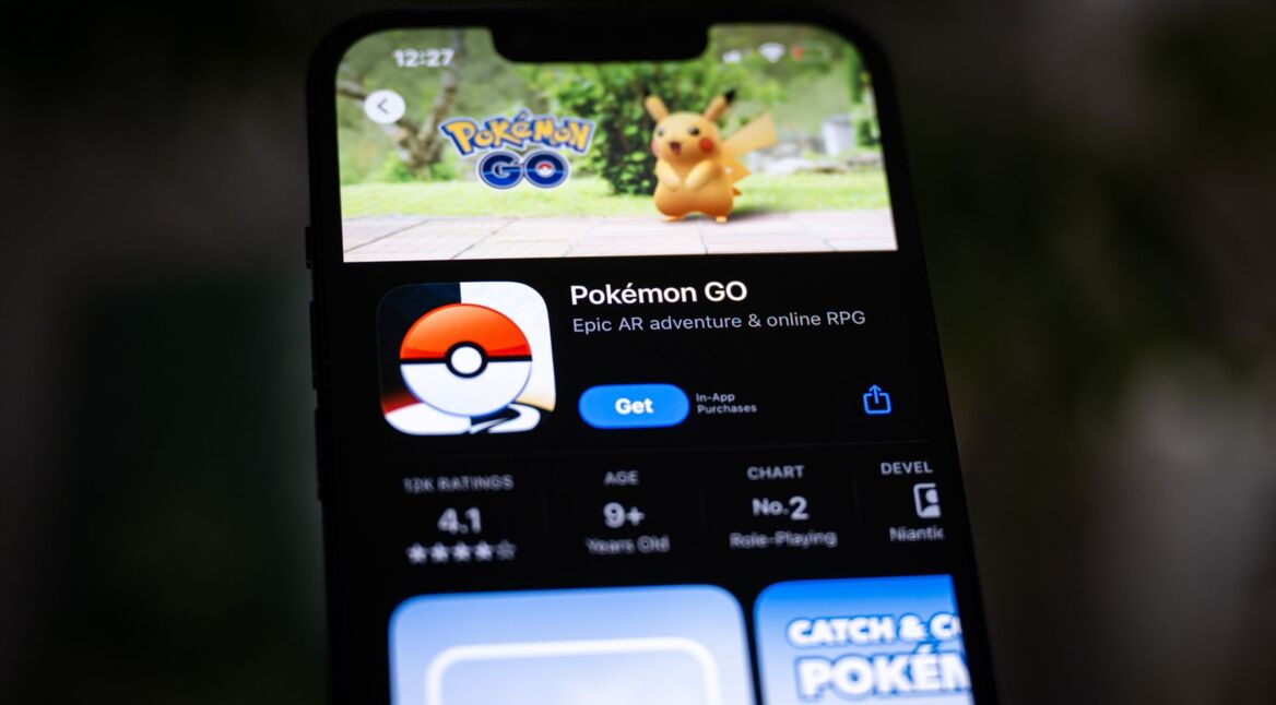 Auf einem iPhone ist die Pokemon-GO-App im App Store zu sehen.