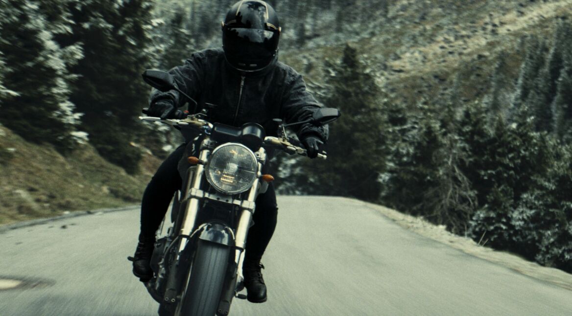 Anna Maria Mühe auf einem Motorrad in Staffel 2 von "Totenfrau"