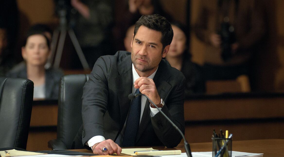 Manuel Garcia-Rulfo wohnt als Anwalt Mickey Haller in "The Lincoln Lawyer" einer Verhandlung bei.