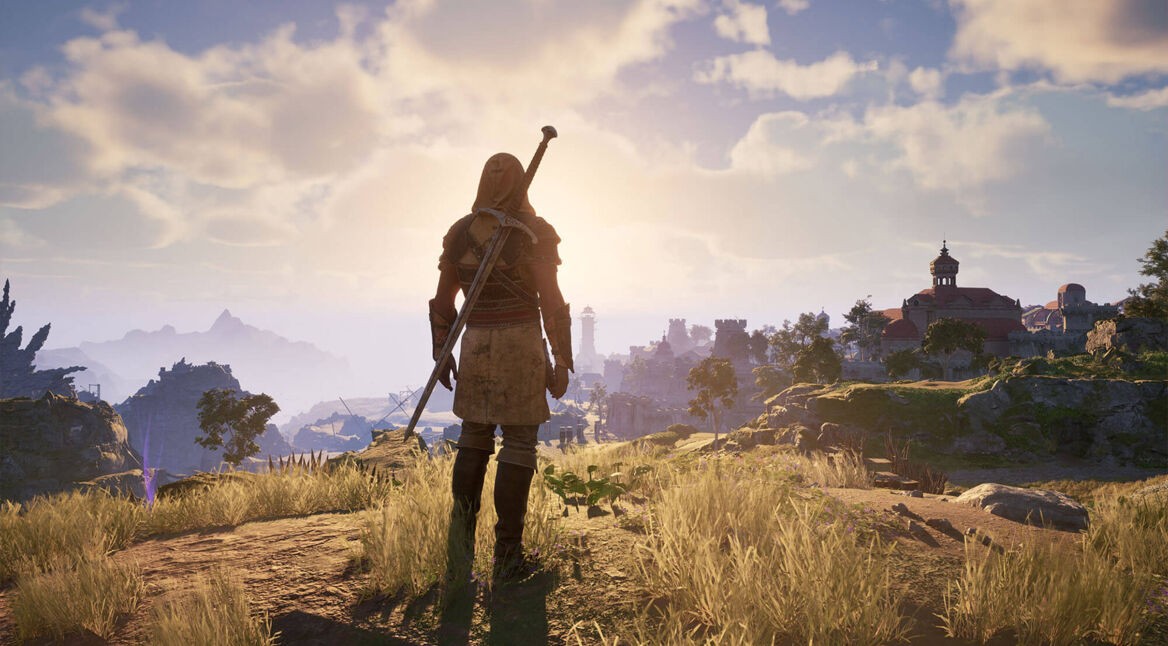 Auf dem Bild aus Avowed steht ein Krieger mit Umhang und einem großen Schwert auf dem Rücken inmitten einer weiten Landschaft. Vor ihm liegt eine mittelalterlich anmutende Stadt mit roten Dächern, Türmen und einem Leuchtturm. Die warme Abendsonne taucht die Szene in goldenes Licht.