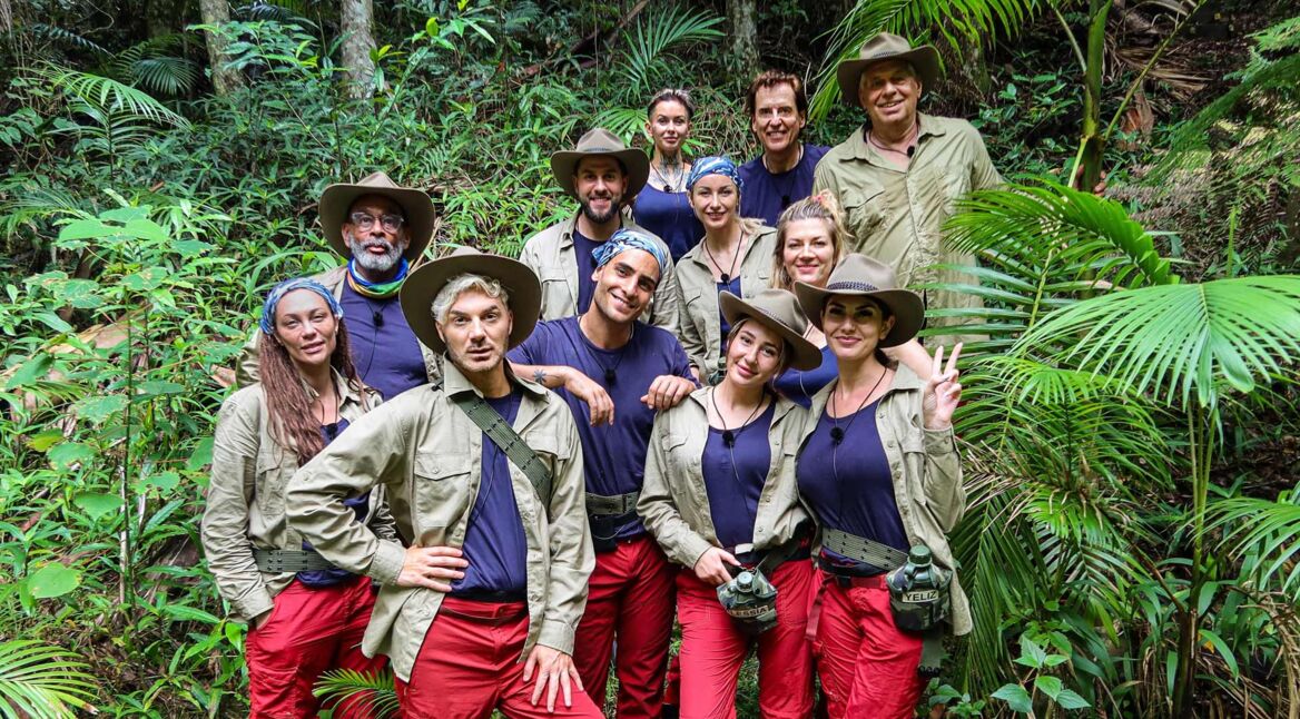 Auf dem Bild zu den GigaTV Highlights stehen die Teilnehmer:innen des Dschungelcamps 2025: Lilly Becker, Pierre Sanoussi-Bliss, Sam Dylan, Maurice Dziwak, Timur Ülker, Edith Stehfest, Anna-Carina Woitschack, Alessia Herren, Jörg Dahlmann, Nina Bott, Yeliz Koc, Jürgen Hingsen.