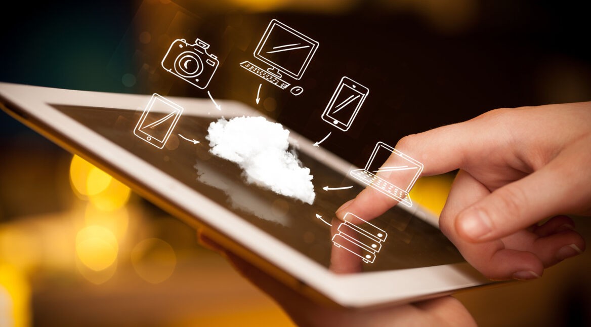 Nahaufnahme eines Android-Tablets, über dem Dateisymbole schweben.. Eine Hand tippt auf das Display.