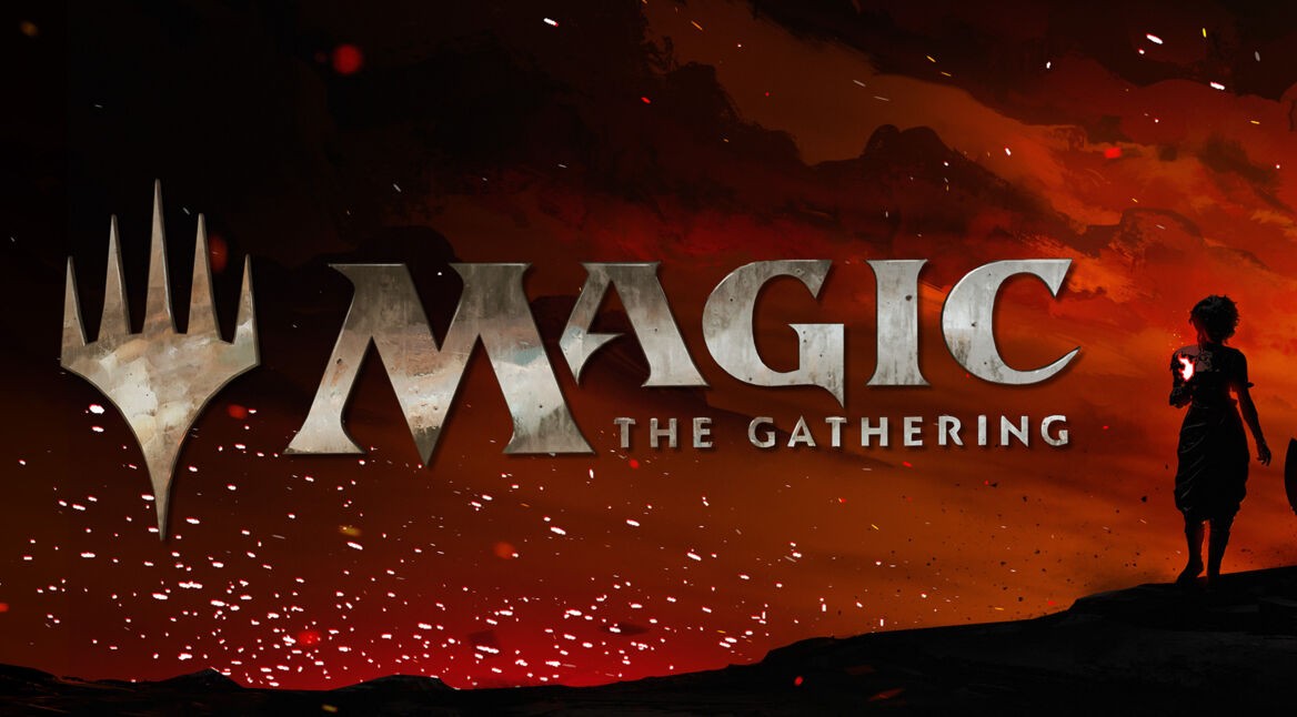 Auf dem Bild in dem Artikel zu der Magic: The Gathering Film und Serien Ankündigung ist das Logo von „Magic: The Gathering" in großen, metallisch wirkenden Buchstaben vor einem dunklen, feurig-roten Hintergrund zu sehen. Links befindet sich das charakteristische Symbol des Spiels. Rechts steht eine geheimnisvolle, schattenhafte Figur mit leuchtender, magischer Energie in der Hand. Die Szene wirkt dramatisch und episch, mit Funken in der Luft.