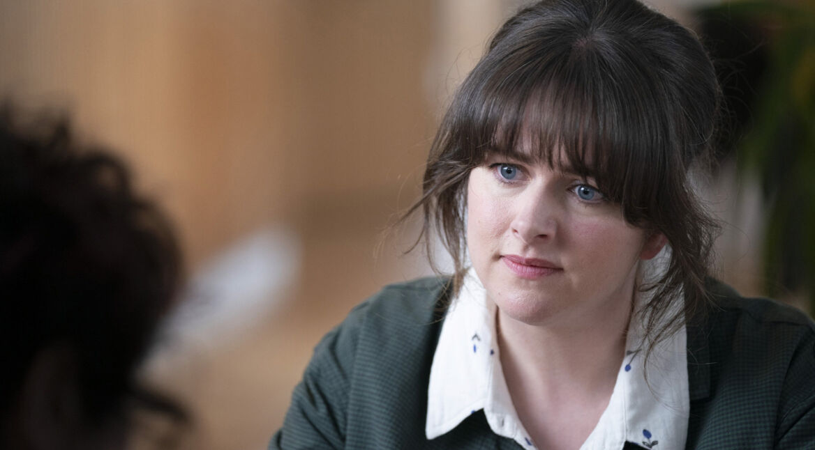 Tosh im Gespräch mit einer unbekannten Person.