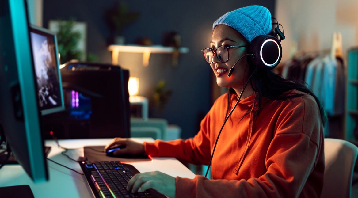 Eine junge Frau spielt an einem Computer.