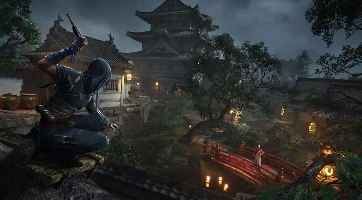 Auf dem Bild aus dem Assassin's Creed Shadows Test ist ein vermummter Ninja in dunkler Kleidung zu sehen, der auf einem Baumast hockt und eine Waffe zum Wurf bereithält. Die Szenerie zeigt eine traditionelle japanische Festung in einer stimmungsvollen, nächtlichen Umgebung mit Laternenlicht. Im Hintergrund steht eine Wache auf einer roten Brücke, während weitere Patrouillen im befestigten Anwesen unterwegs sind.