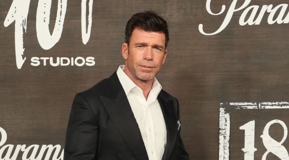 Auf dem Bild im Taylor Sheridan Serien und Filme Artikel siehst du Taylor Sheridan bei einer Premiere.