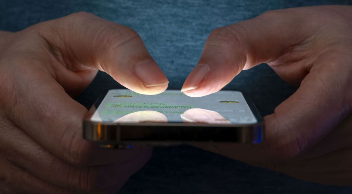 Eine Nachricht in WhatsApp auf dem iPhone tippen.