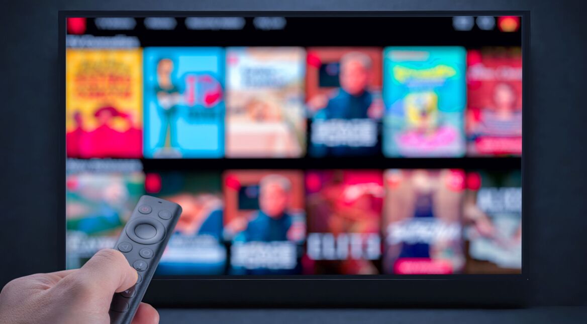 Eine Fernbedienung ist auf einen Fernseher gerichtet.