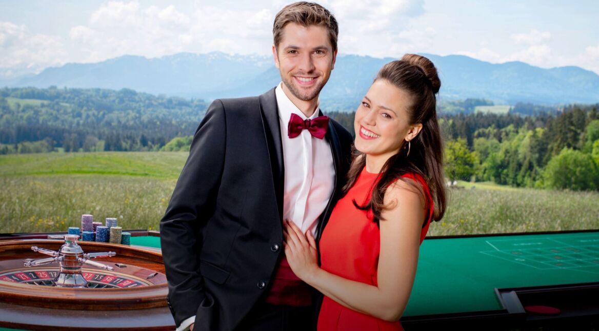 Elias Reichert als Henry Sydow und Katharina Scheuba als Maxi Neubach in "Sturm der Liebe".