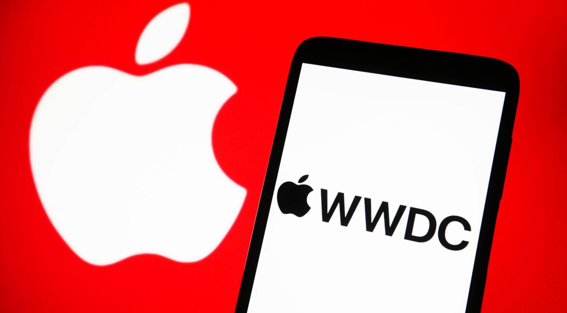 Das Logo der WWDC ist auf einem Smartphone vor rotem Hintergrund zu sehen.