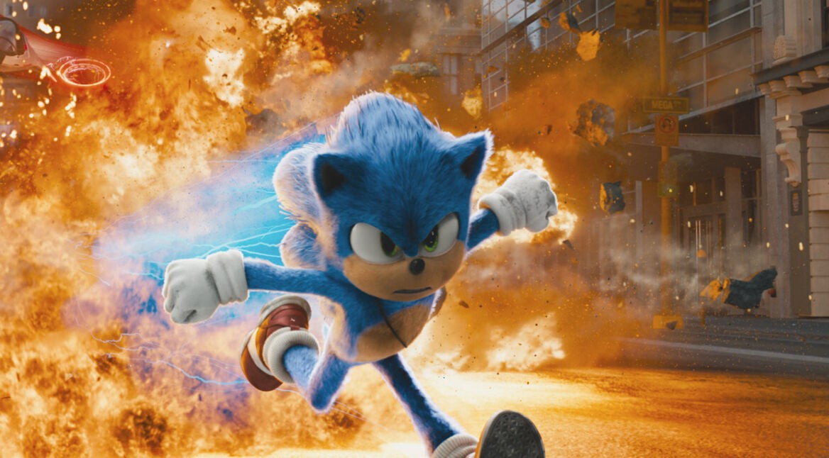 Zu den besten Filmen bei Paramount+ gehört auch „Sonic the Hedgehog“, aus dem diese actiongeladene Szene stammt. Im Mittelpunkt steht Sonic, die ikonische blaue Figur mit elektrisierender Energie, die durch eine Explosion sprintet.