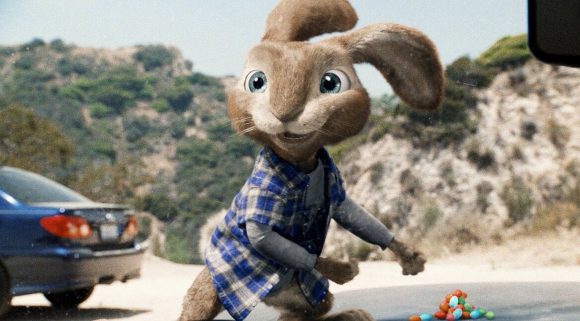 Auf dem Bild in dem Artikel zu den Filmen zu Ostern ist der animierte Hase E.B. aus Hop – Osterhase oder Superstar? zu sehen. Er steht auf einer Motorhaube, trägt ein blau-kariertes Hemd und blickt mit großen Augen in die Kamera.