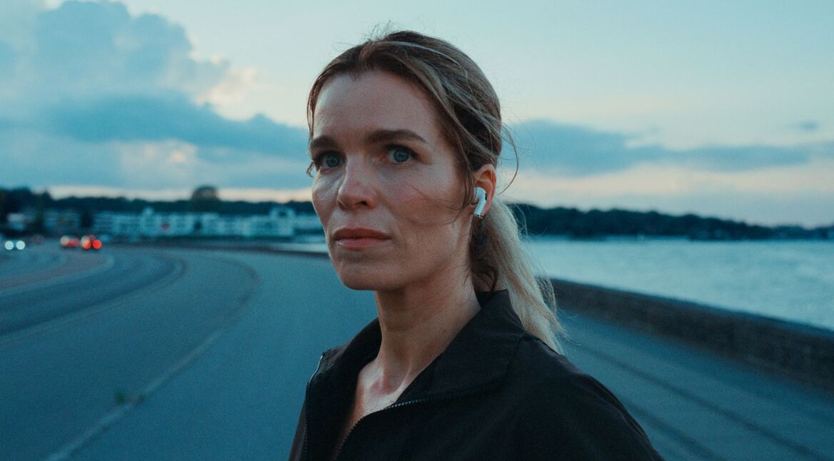 Marie Bach Hansen in einer Szene von "Das Reservat" am Strand.