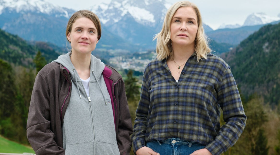 Novizin Veronika Mittermeier (Miriam Fussenegger, l.) und Hebamme Lena Lorenz (Judith Hoersch, r.) blicken in die Ferne.