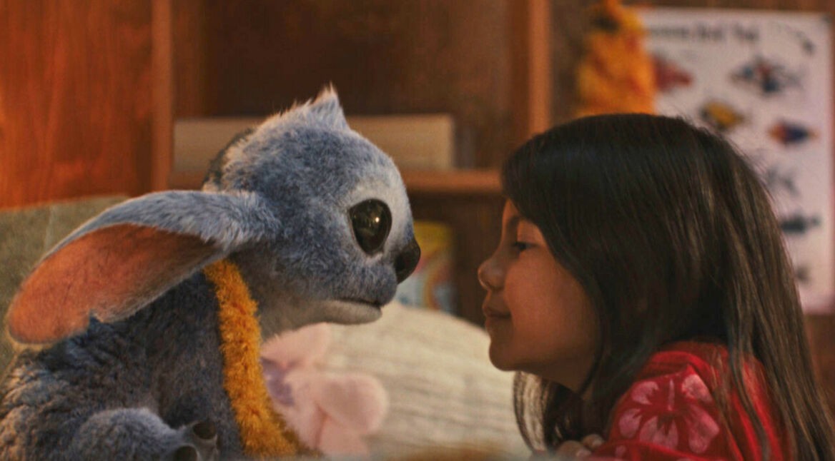 Der Charakter Stitch und Maia Kealoha als Lilo in einer Szene des Films "Lilo & Stitch"