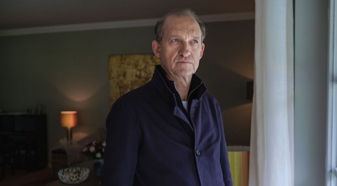 Peter Heinrich Brix steht in einer Szene von "Nord Nord Mord" vor dem Fenster.