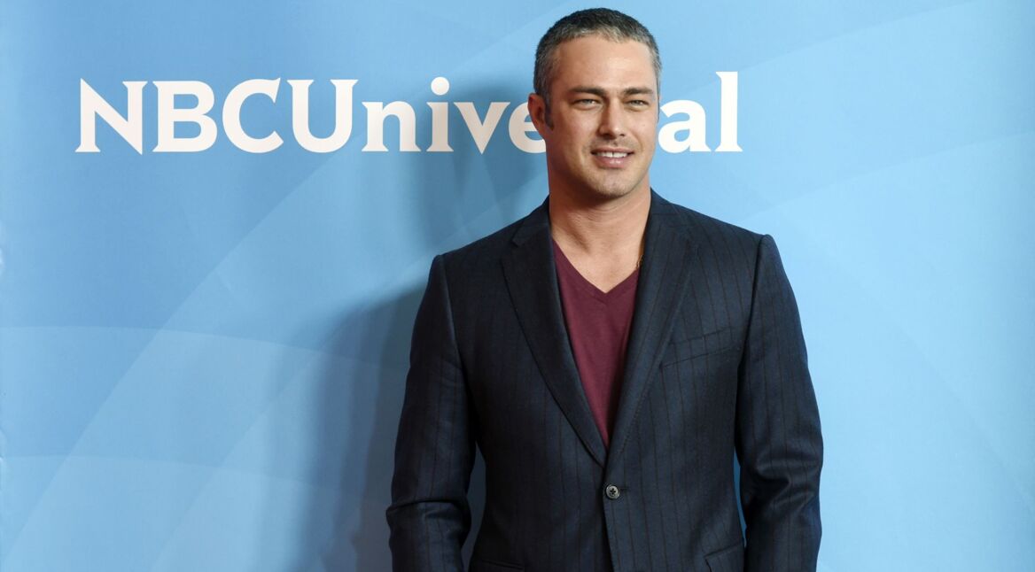 "Chicago Fire"-Star Taylor Kinney posiert bei einer NBC-Presseveranstaltung
