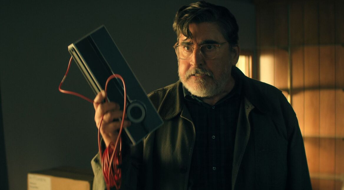 Alfred Molina als Sam in einer Szene der Netflix-Serie "The Boroughs".