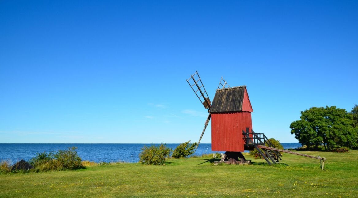Alte rote Windmühle an der Küste der schwedischen Insel Öland.