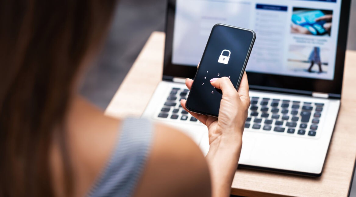 Eine Frau entsperrt ihr Android-Smartphone.