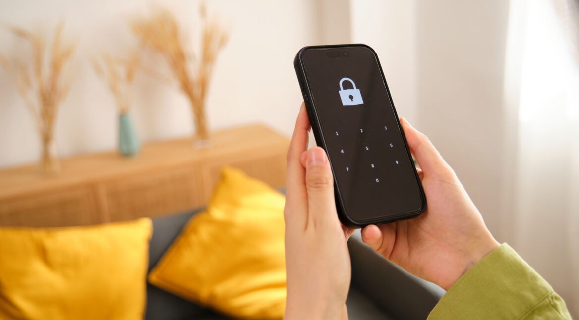 Zwei Hände halten ein Android-Smartphone, das einen Sperrbildschirm zeigt.
