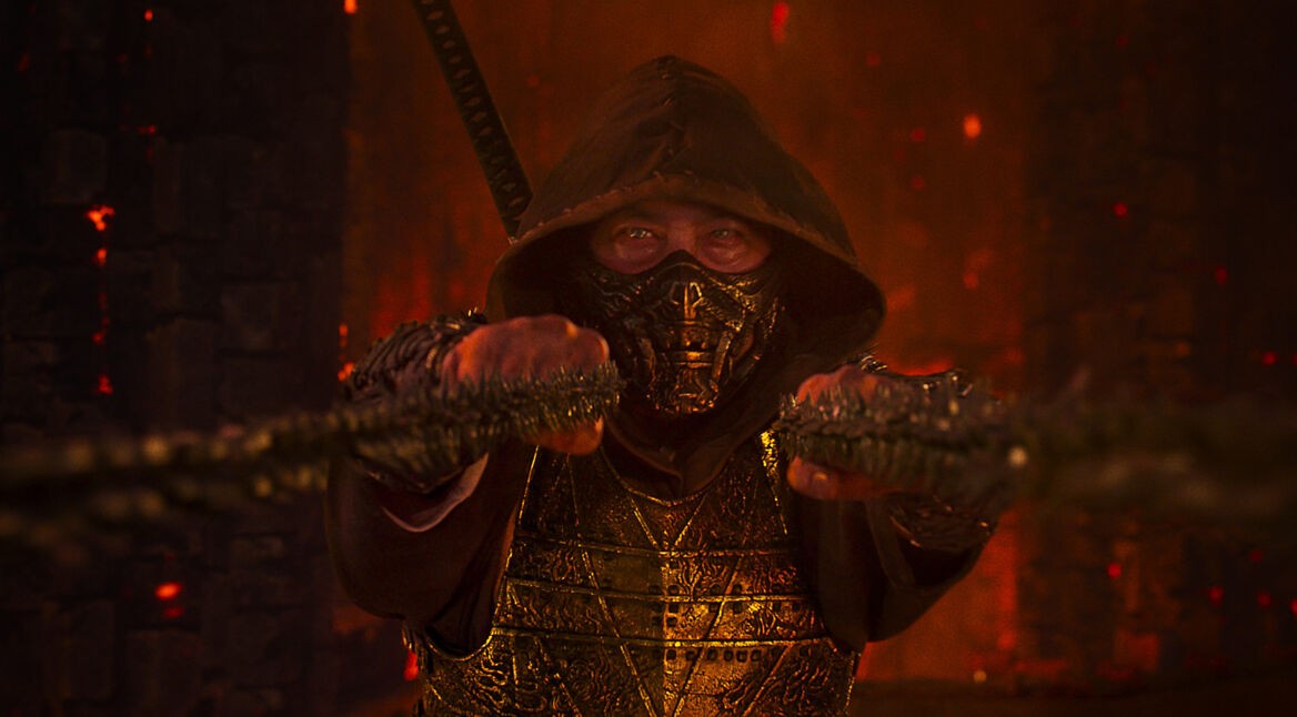 In Mortal Kombat 2 ist Scorpion, gespielt von Hiroyuki Sanada, in einer feurigen Kampfszene zu sehen.