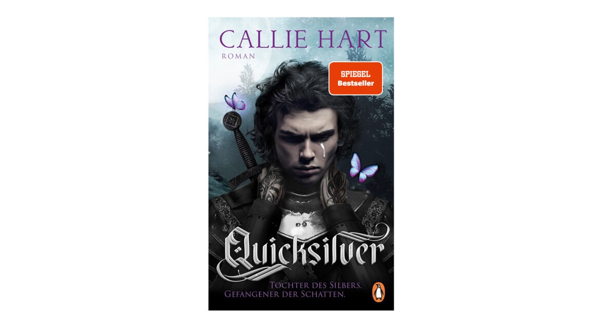 Auf dem Cover von Callie Harts Roman „Quicksilver“ aus der Quicksilver Reihenfolge ist ein junger Ritter mit dunklem Haar und traurigem Blick dargestellt. Eine Träne läuft über seine Wange, während zwei lilafarbene Schmetterlinge um ihn fliegen. Der Hintergrund zeigt einen nächtlichen Wald mit Mondlicht. Das Buch ist als SPIEGEL Bestseller gekennzeichnet.