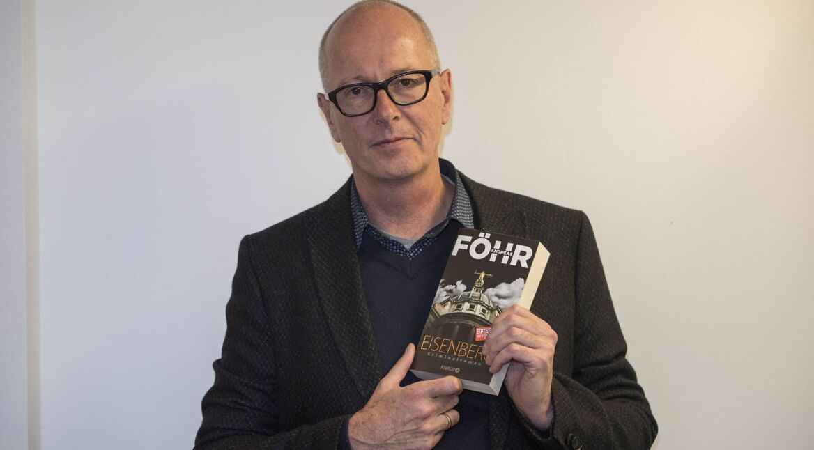 Schriftsteller Andreas Föhr posiert mit seinem Buch "Eisenberg"