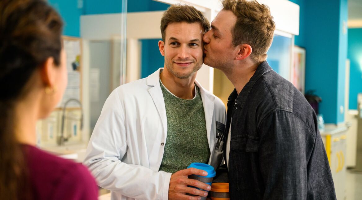 Moritz von Zeddelmann gibt Florian Frowein einen Kuss auf die Wange in "Bettys Diagnose"