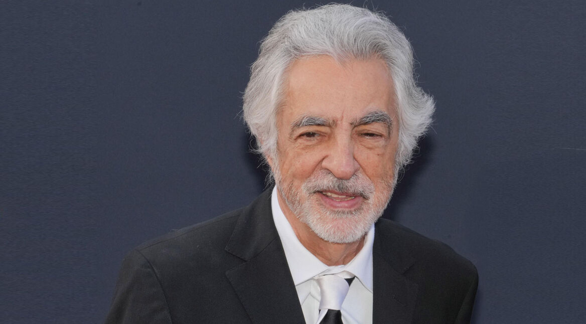 Criminal-Minds-Star Joe Mantegna vor dunkelblauem Hintergrund.