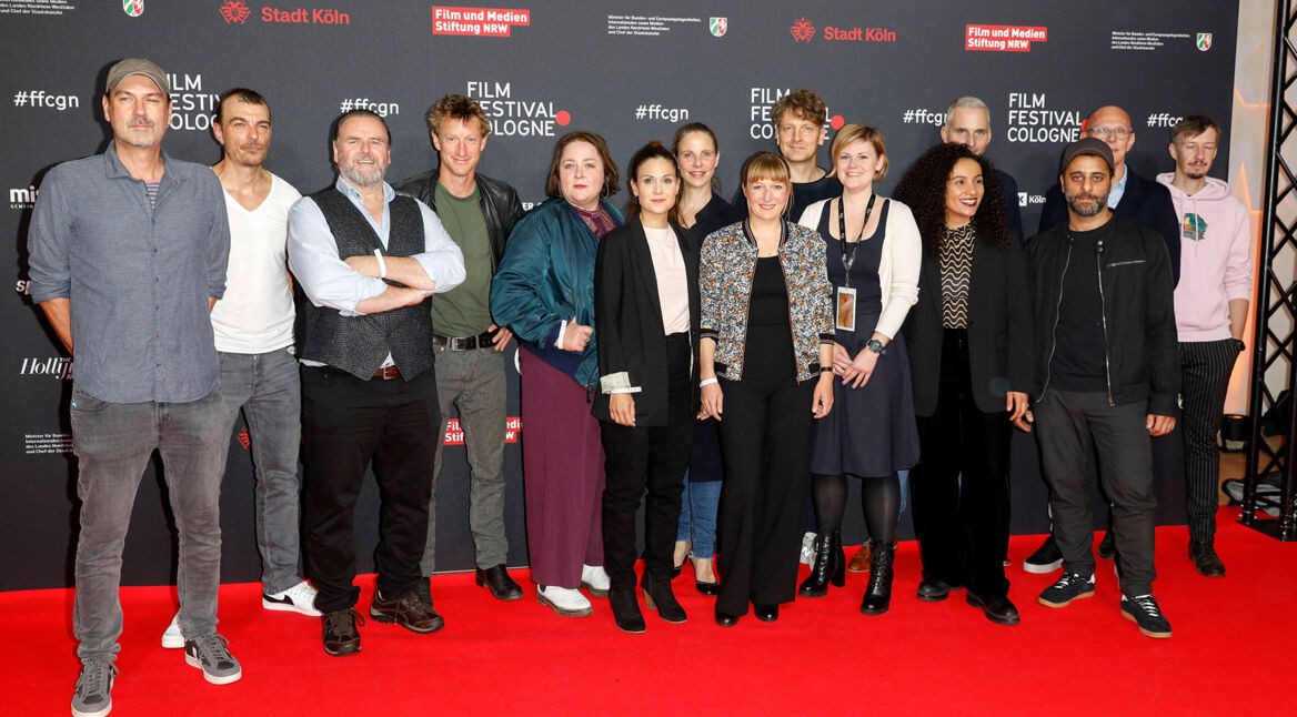 Besetzung des Films „Friesland - Fundsachen“: Felix Vörtler, Maxim Mehmet, Sophie Dal, Tina Pfurr, Julia Jäger, Catherine Chikosi, Holger Stockhaus, Yunus Cumartpay und Team beim Screening des auf dem 32. Film Festival Köln.