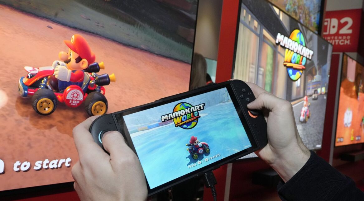 Mann zockt Mario Kart World auf der Nintendo Switch 2