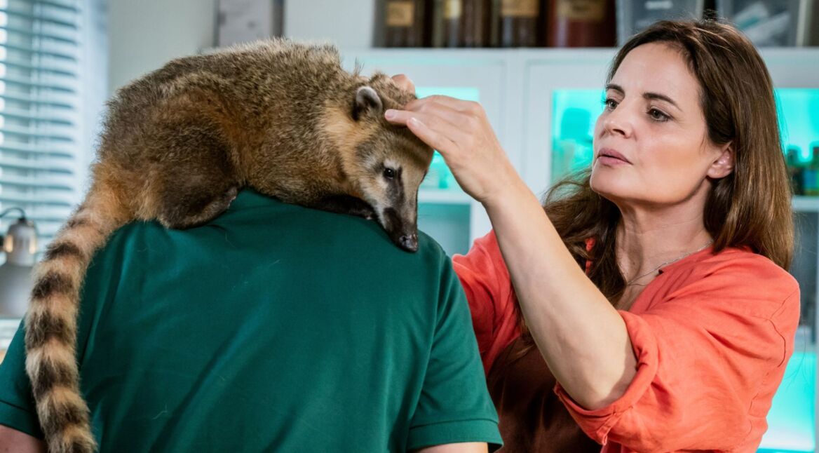 Produktionsstandbild von Dr. Susanne Mertens und einem Nasenbär