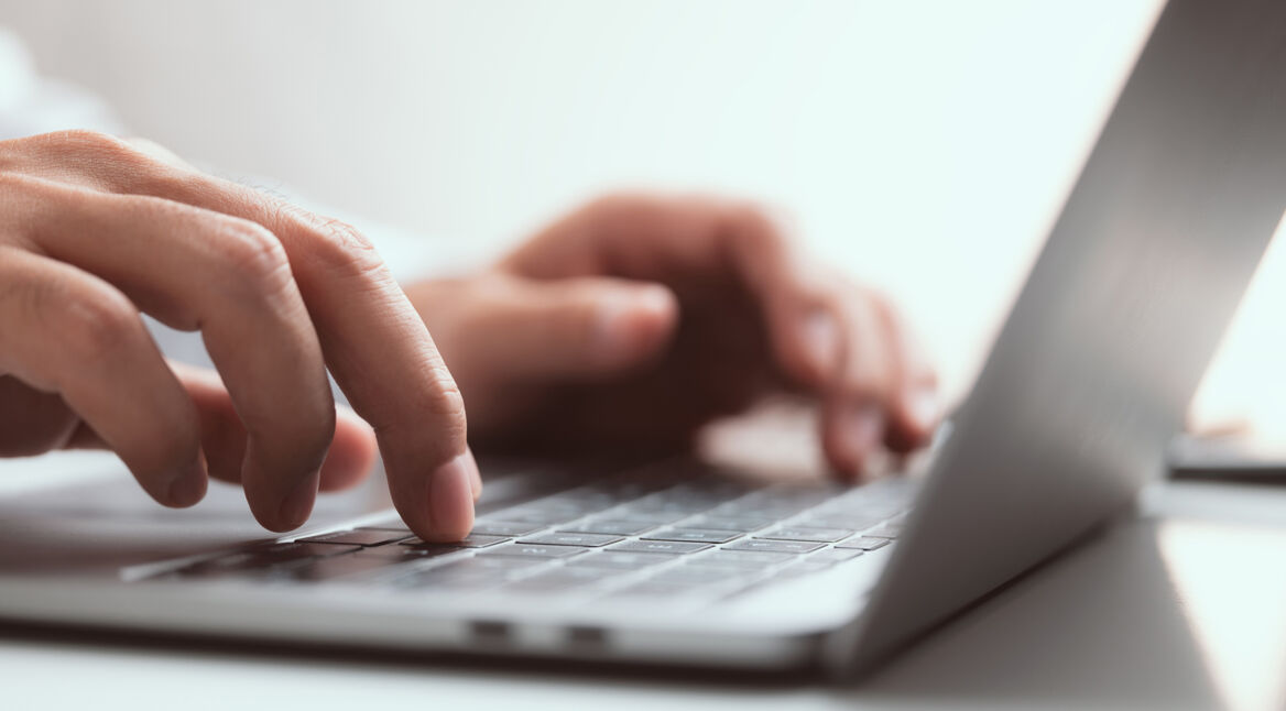 Das Bild zeigt eine Nahaufnahme von Händen, die konzentriert auf einer Laptoptastatur tippen – stellvertretend für die Erstellung digitaler Inhalte oder KI-Anwendungen. Es wird symbolisch genutzt im Zusammenhang mit dem Thema „eigenes GPT erstellen“ und vermittelt einen modernen, produktiven Arbeitsmoment mit Fokus auf Technologie und künstliche Intelligenz.