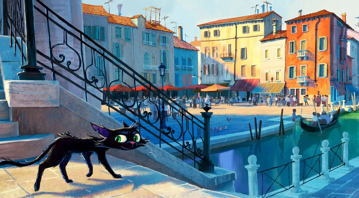 Auf dem Bild zum Pixar-Animationsfilm Gatto steht eine schwarze Zeichentrickkatze mit großen grünen Augen an einer Steintreppe. Im Hintergrund sieht man eine Stadt mit bunten Häusern, Gondeln im Wasser und Menschen auf einem sonnigen Platz.