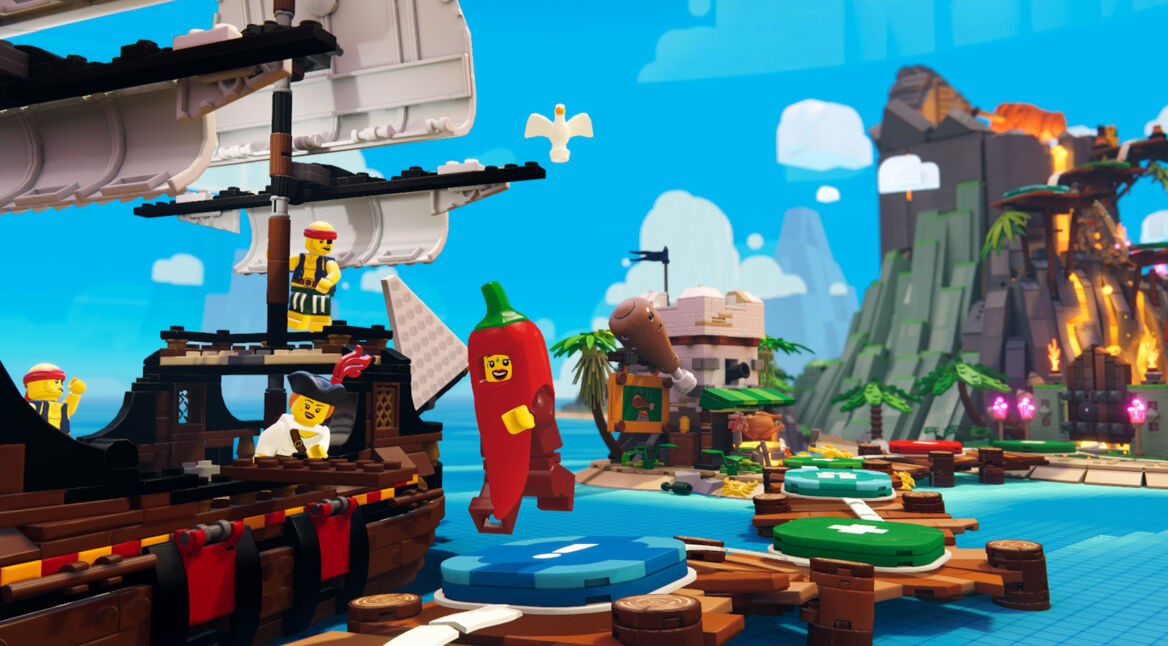 Szene aus LEGO Party!: Eine LEGO-Figur im Chilikostüm läuft über ein buntes Spielbrett. Links liegt ein großes Piratenschiff mit Figuren an Bord. Im Hintergrund sind ein Vulkan und Pflanzen zu sehen.