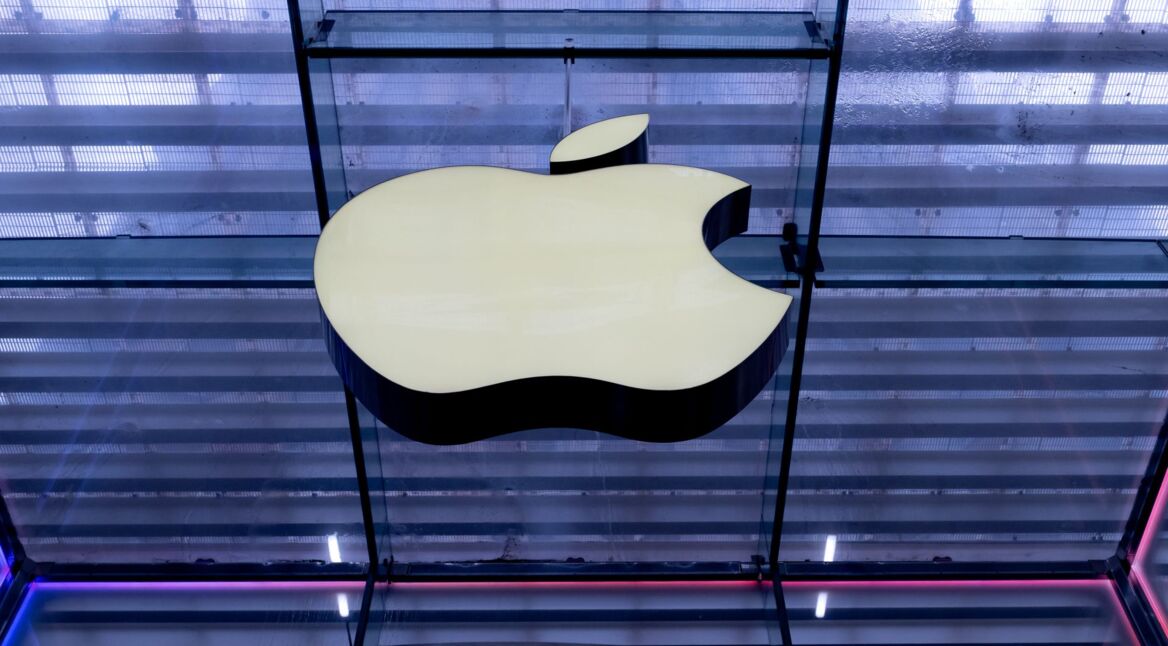 Das Logo von Apple ist an einem Store in Manhattan abgebildet.