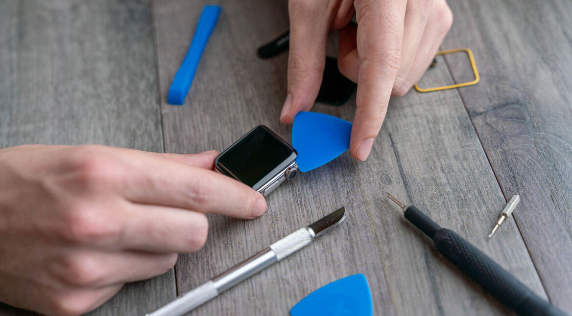 Jemand tauscht den Akku seiner Apple Watch mit einem iFix-It-Kit