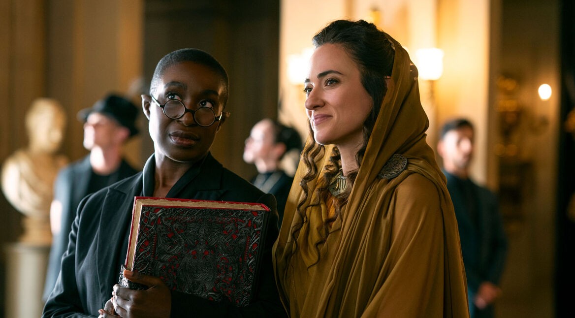 Produktionsstandbild von Lucienne und Calliope aus „The Sandman“.