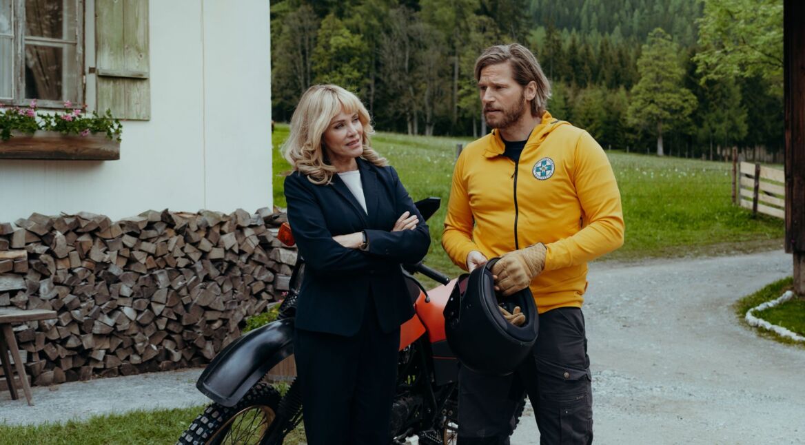 Elisa Röder macht Markus in "Die Bergretter" ein verlockendes Angebot.