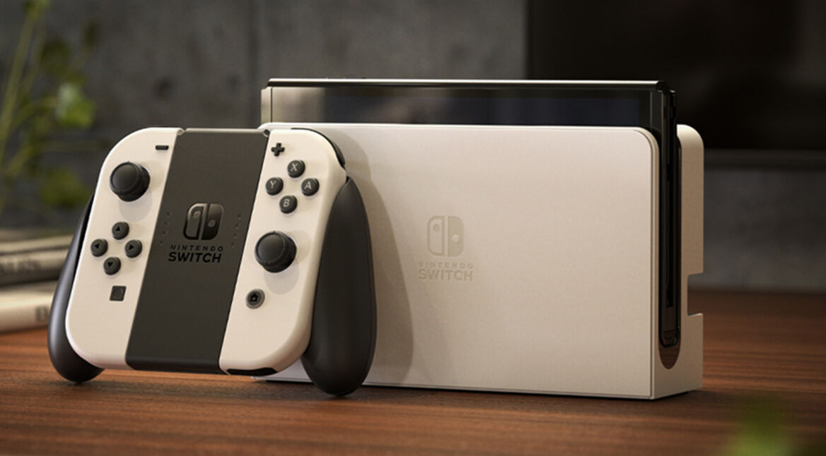 Die Nintendo Switch OLED in weiß mit zwei Joy-Con und der Station.
